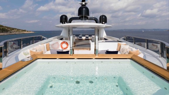 Deck Jacuzzi