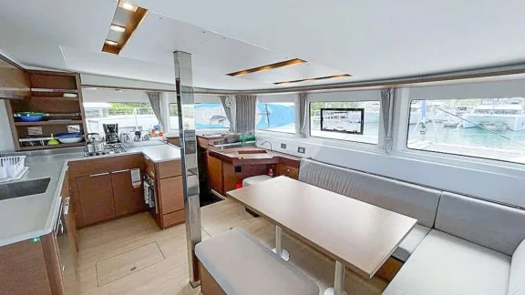 Image of OCEANS 8 yacht #4