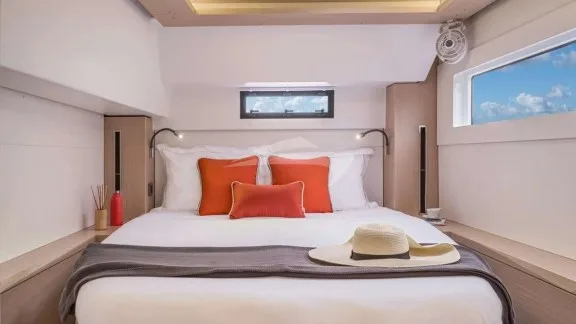 Image of OCEANS 8 yacht #6