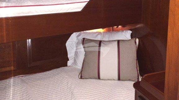 Upper/Lower Twins Guest Cabin