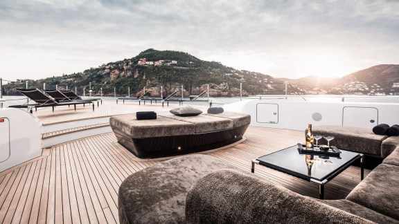 Motor Yacht TRIUMPH sundeck