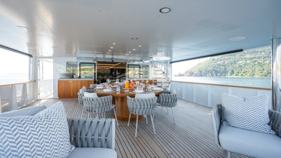 Main deck al fresco living