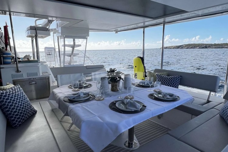 Cockpit/aft dining area