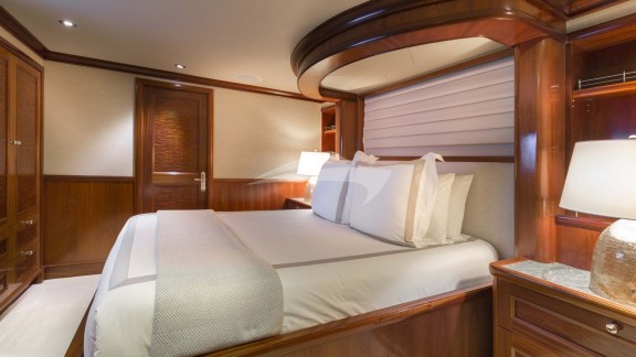 Image of FAR FROM IT yacht #14