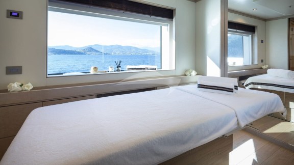 Motor Yacht TRIUMPH massage table