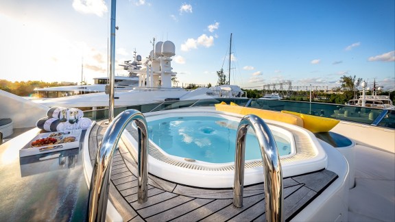 Top deck jacuzzi