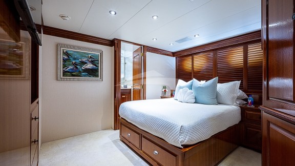 Starboard forward queen