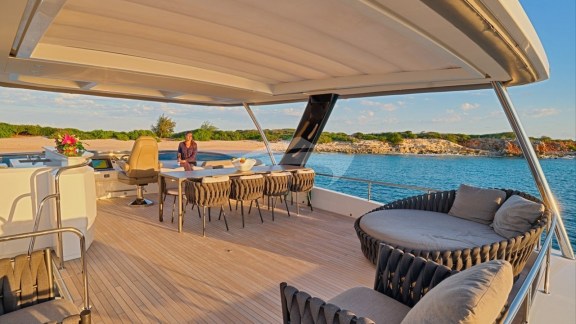 FW flybridge - N. Claris pic