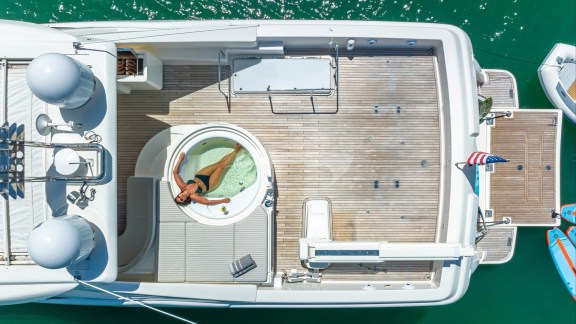 HOYA SAXA jacuzzi on Flybridge