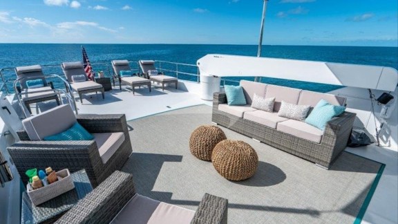 FLYBRIDGE AFT LOUNGE