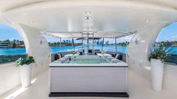 Flybridge Jacuzzi