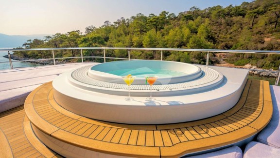 Deck Jacuzzi