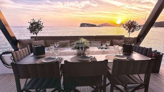 Aft deck dining area on sister vessel Moonlight