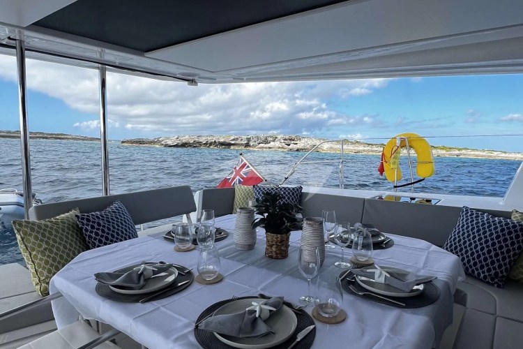 Cockpit/aft dining area