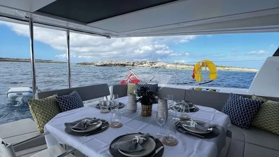 Cockpit/aft dining area