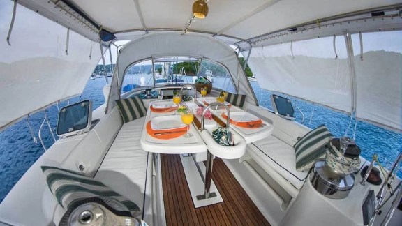 Cockpit dining
