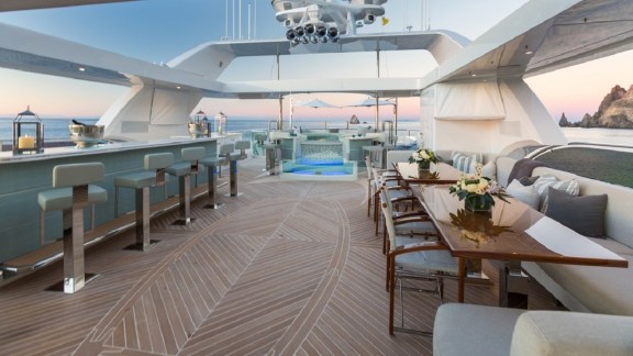 Sundeck to jacuzzi