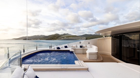 Forward Sundeck Jacuzzi