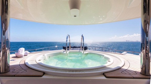 Deck Jacuzzi