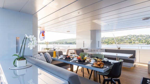 Main deck al fresco dining