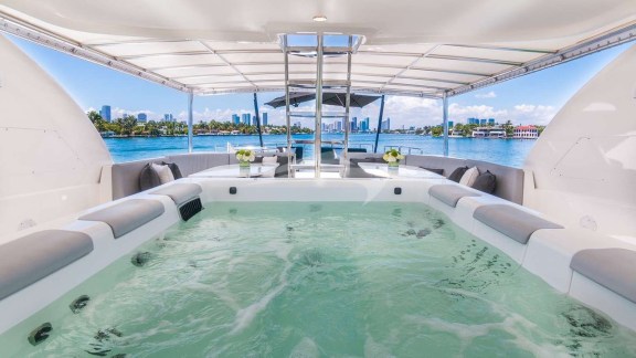 Flybridge with Jacuzzi
