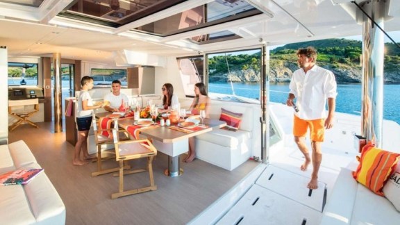 Saloon / Cockpit dining area