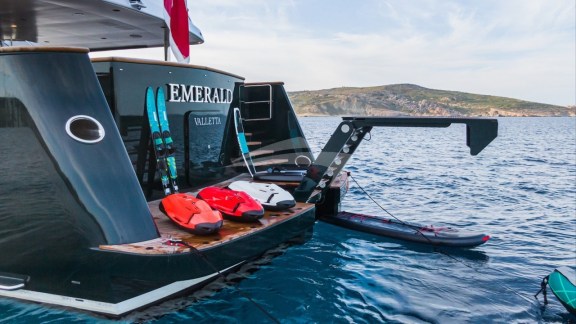 Hydraulic swim/dive platform