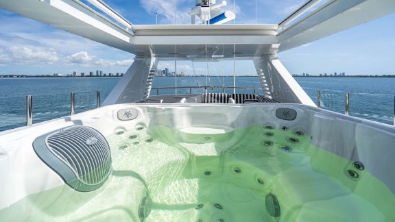 Deck Jacuzzi