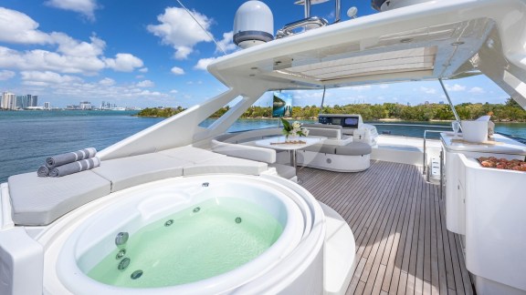 Jacuzzi on Flybridge