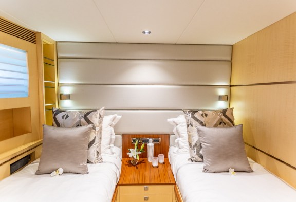 ANGEL EYES Twin Cabin