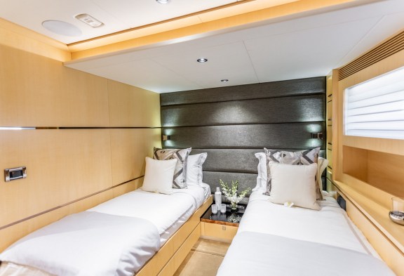 ANGEL EYES Twin Cabin