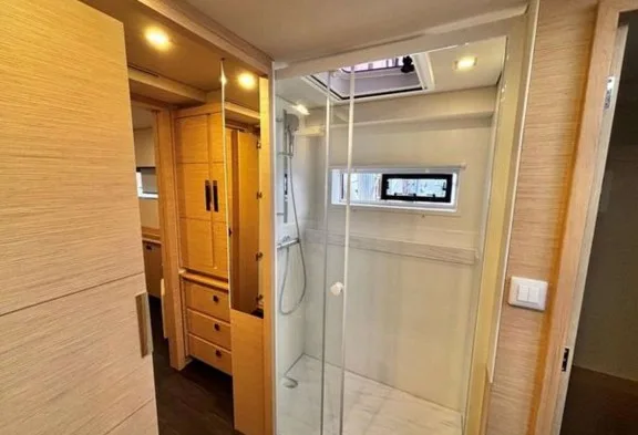 BACCHUS Guest Bathroom