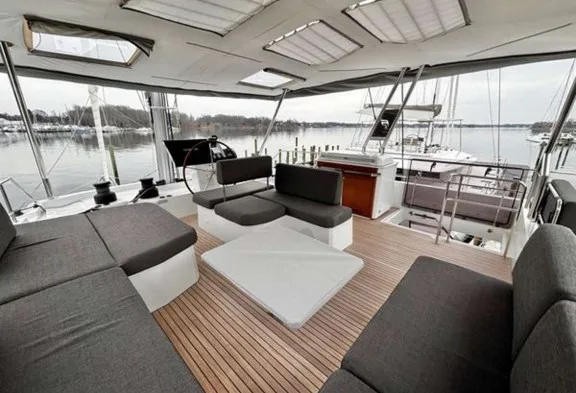 BACCHUS Flybridge