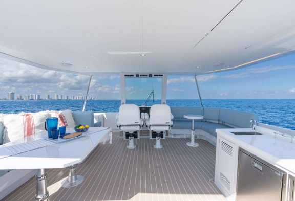 FOREVER YOUNG Flybridge