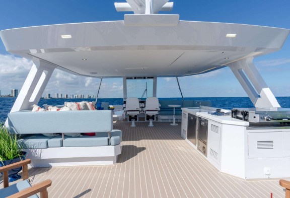 FOREVER YOUNG Flybridge