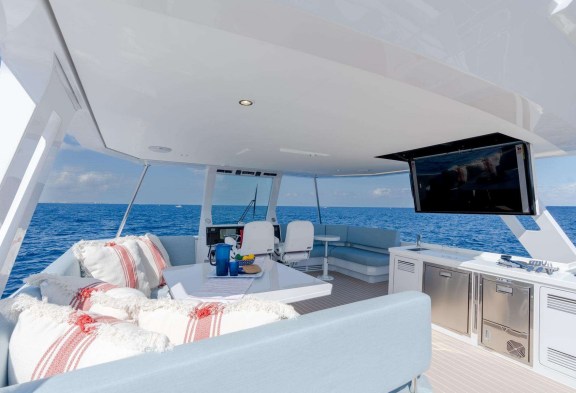 FOREVER YOUNG Flybridge