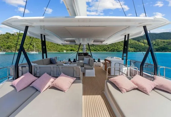 HOURGLASS Flybridge Sunbeds