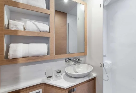 HOURGLASS Guest Cabin Ensuite