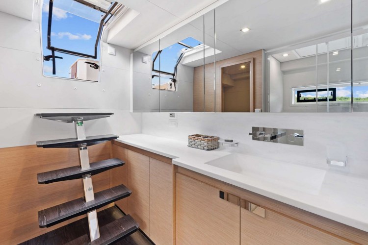HOURGLASS Guest Cabin Starboard Aft Ensuite