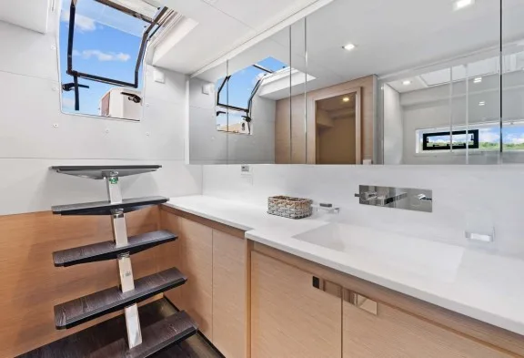 HOURGLASS Guest Cabin Starboard Aft Ensuite