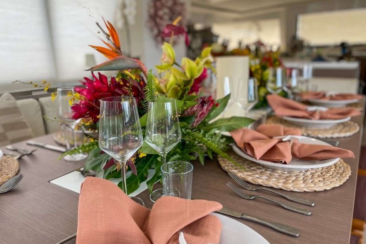 ISLAND KISSES Dining Table