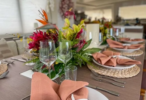 ISLAND KISSES Dining Table