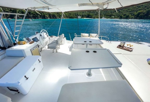 ISLAND KISSES Flybridge With Helm
