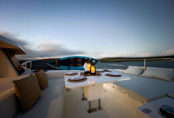 ISLAND KISSES Foredeck Lounge