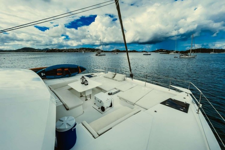 ISLAND KISSES Foredeck Lounge
