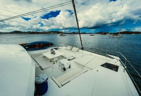 ISLAND KISSES Foredeck Lounge
