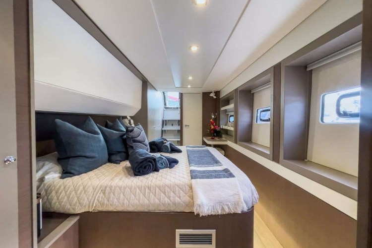 ISLAND KISSES Guest Master Cabin