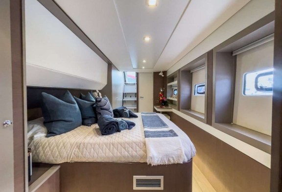 ISLAND KISSES Guest Master Cabin