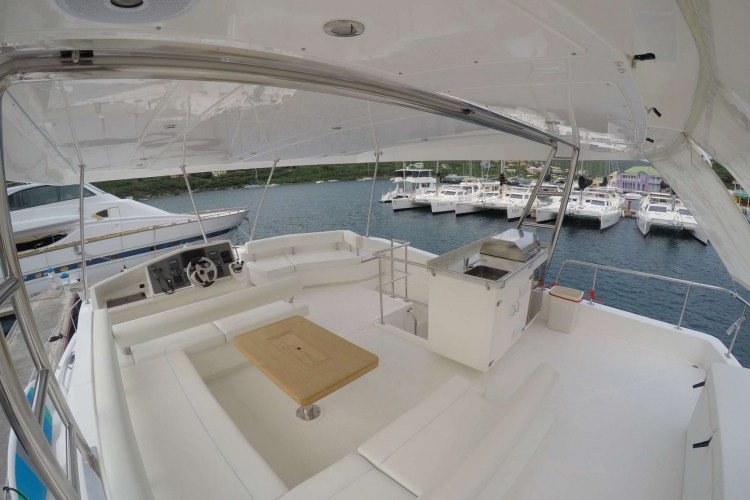SOMEWHERE HOT Flybridge With Teak Table