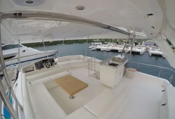 SOMEWHERE HOT Flybridge With Teak Table